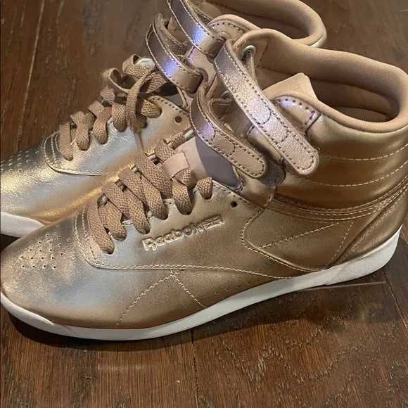 Reebok Rose Gold Sneakers - Picture 4 of 7